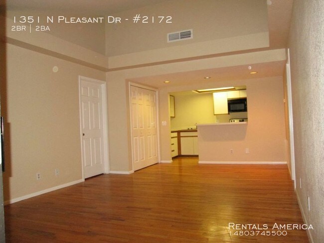 Foto del edificio - 1351 N Pleasant Dr