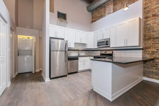Foto principal - 357 W Chicago Ave
