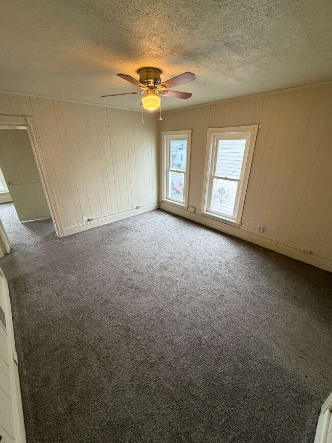 Building Photo - 5 Maple St