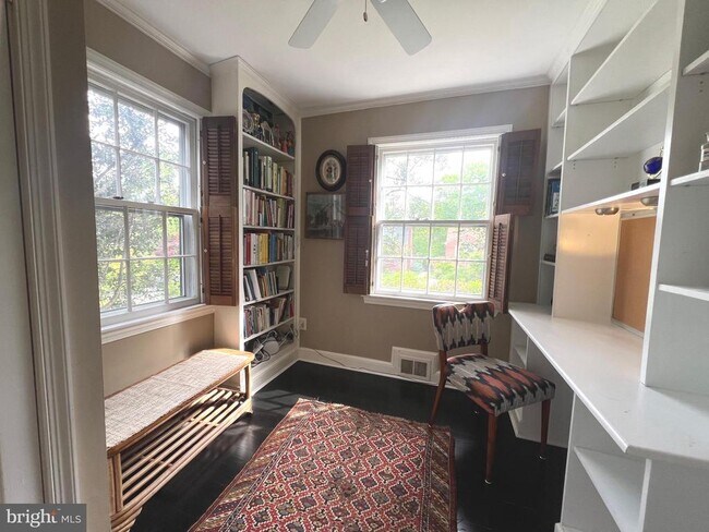Foto del edificio - 7064 31st St NW