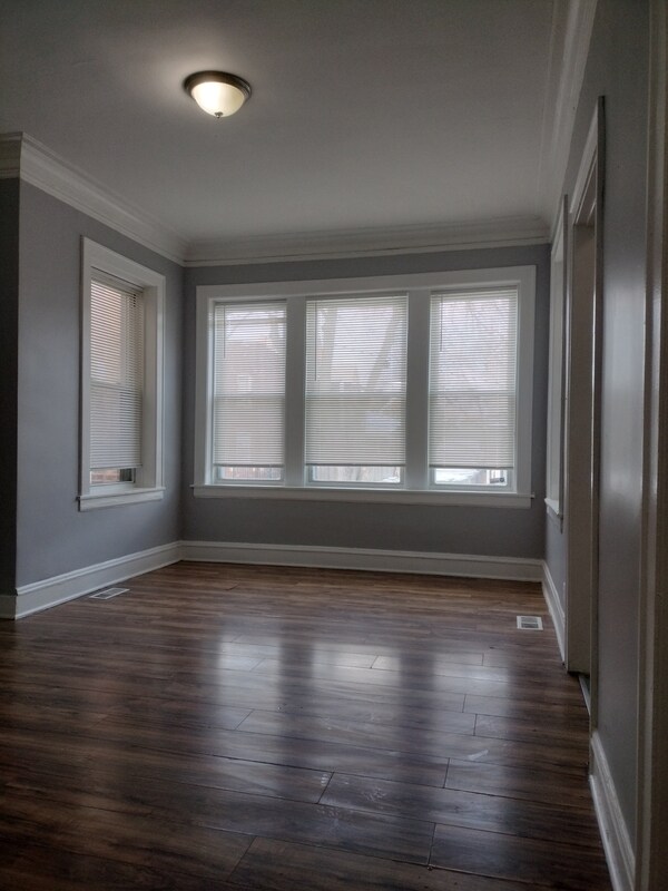 Building Photo - 705 E 92nd St