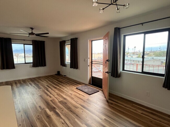 Foto del edificio - Price Reduction! LAKE VIEWS!! Longterm Unfurnished Condo