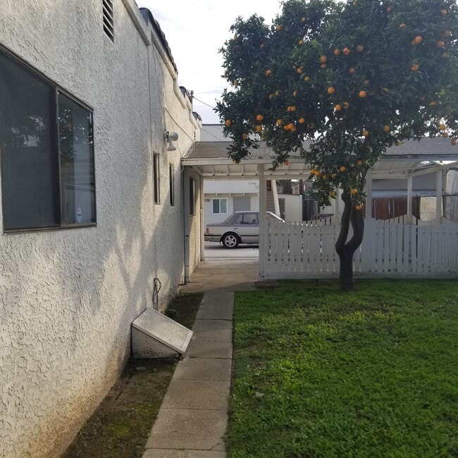 Photo - 1032 W 103rd St House