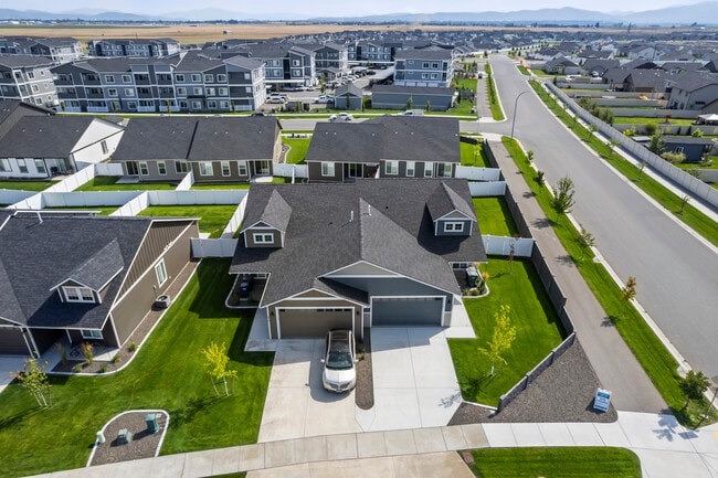 Building Photo - Majestic Villas