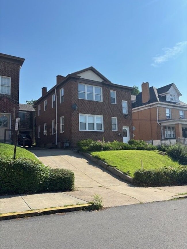 Building Photo - 2709 Pyramid Ave