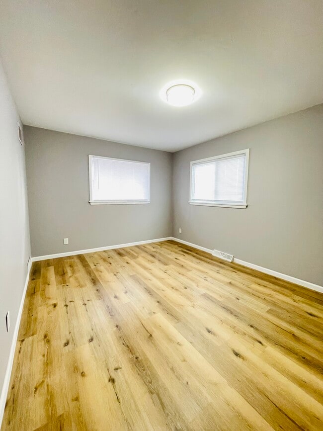 Building Photo - 8620-8620 W Villard Ave