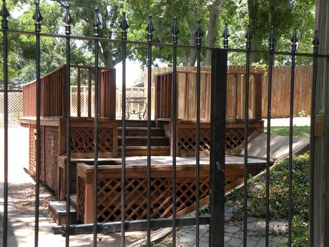 Foto del edificio - 822 Tangle Oaks Dr