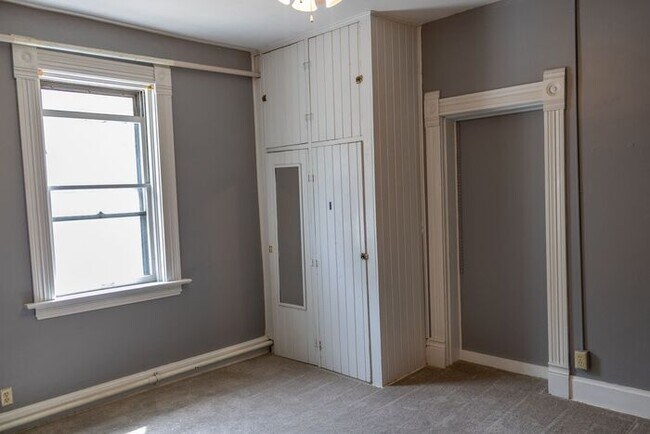 Foto del edificio - $2,100 | 3 Bedroom, 2 Bathroom House | Pet...