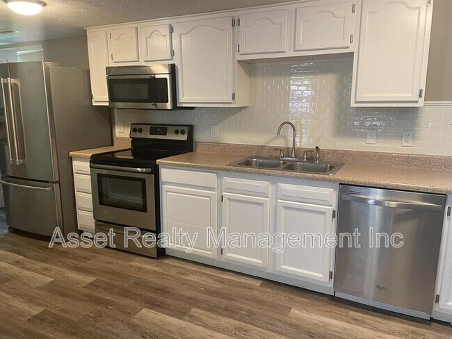 Foto del edificio - 645 Cornerbrook Ln