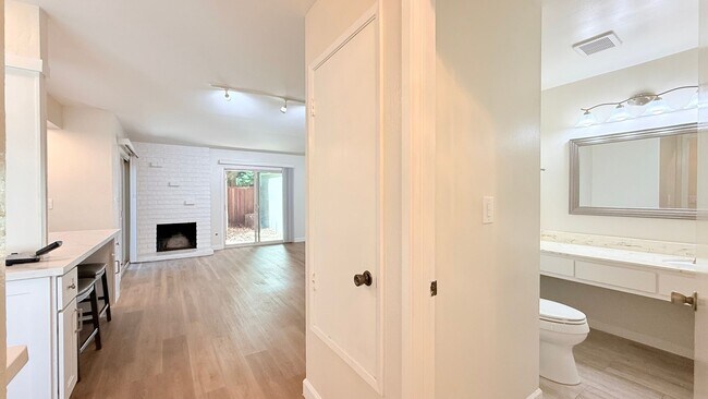 Foto del edificio - Updated and Move-In Ready 3BD/2.5BA Townhouse Near Downtown Danville- Available Now!
