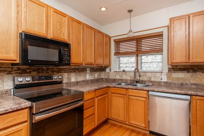 Kitchen - 803 10th Ave N