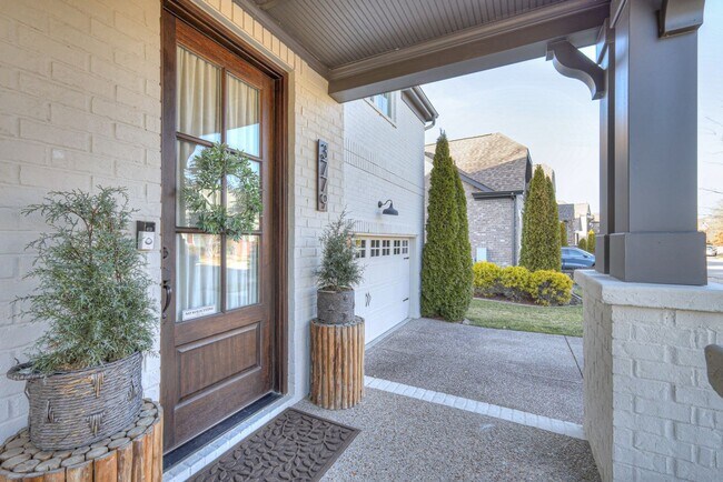 Foto del edificio - 4 Bedroom, 3.5 Bath Home w/ Fenced Backyar...