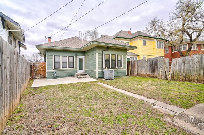 Building Photo - Mesta Park