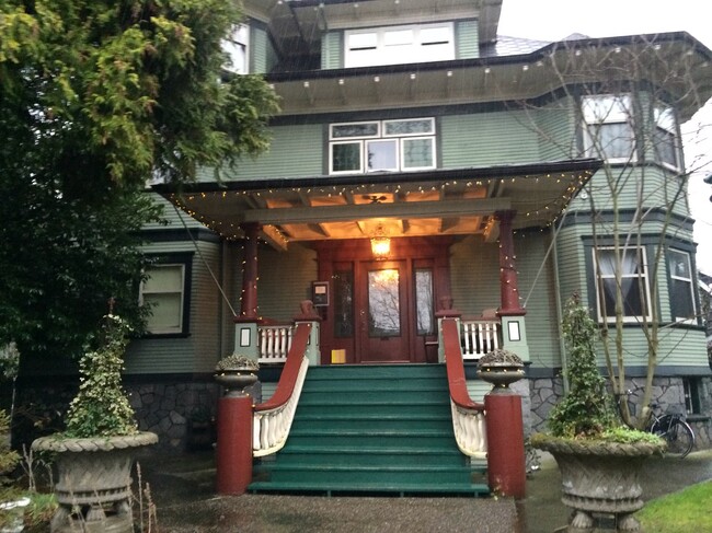 Building Photo - 1110 Victoria Dr