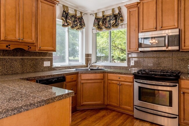 Building Photo - Gorgeous 4 bedroom home available in Willo...