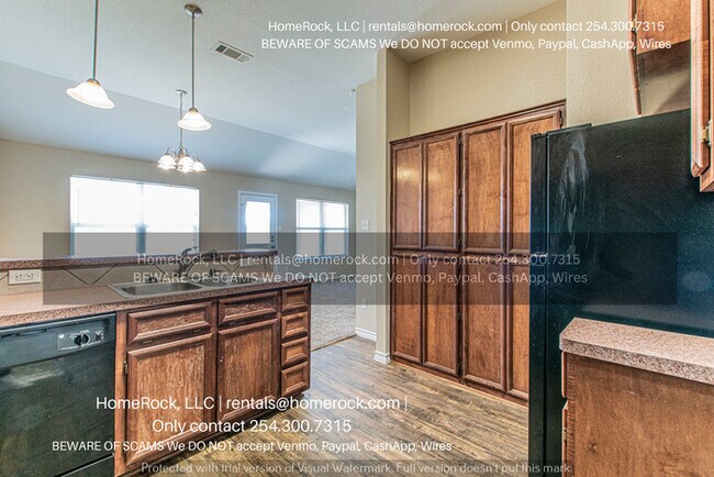 Building Photo - 4 Bedroom 2 Bath Available NOW