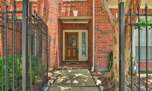 Foto del edificio - 1310 W Webster St