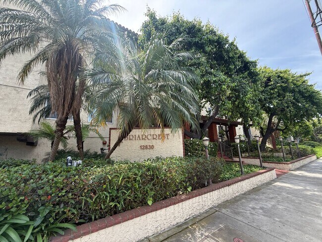 Foto del edificio - 2-bedroom, 2-bath residence in Valley Village