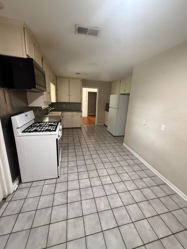 Building Photo - 3750 Kings Row
