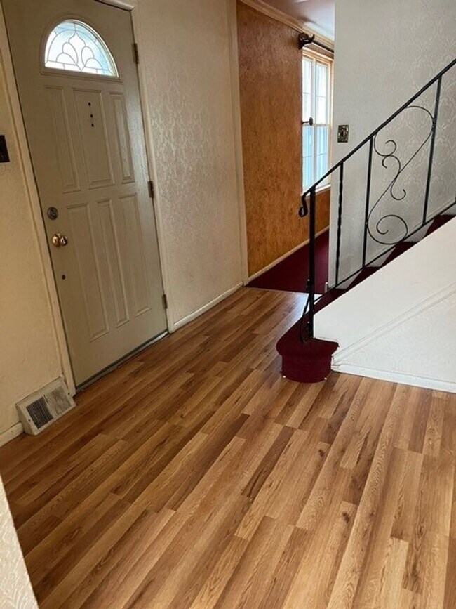 Foto del edificio - Stunning 6-Bedroom Home with Parking Spot and Large Yard! Available NOW!