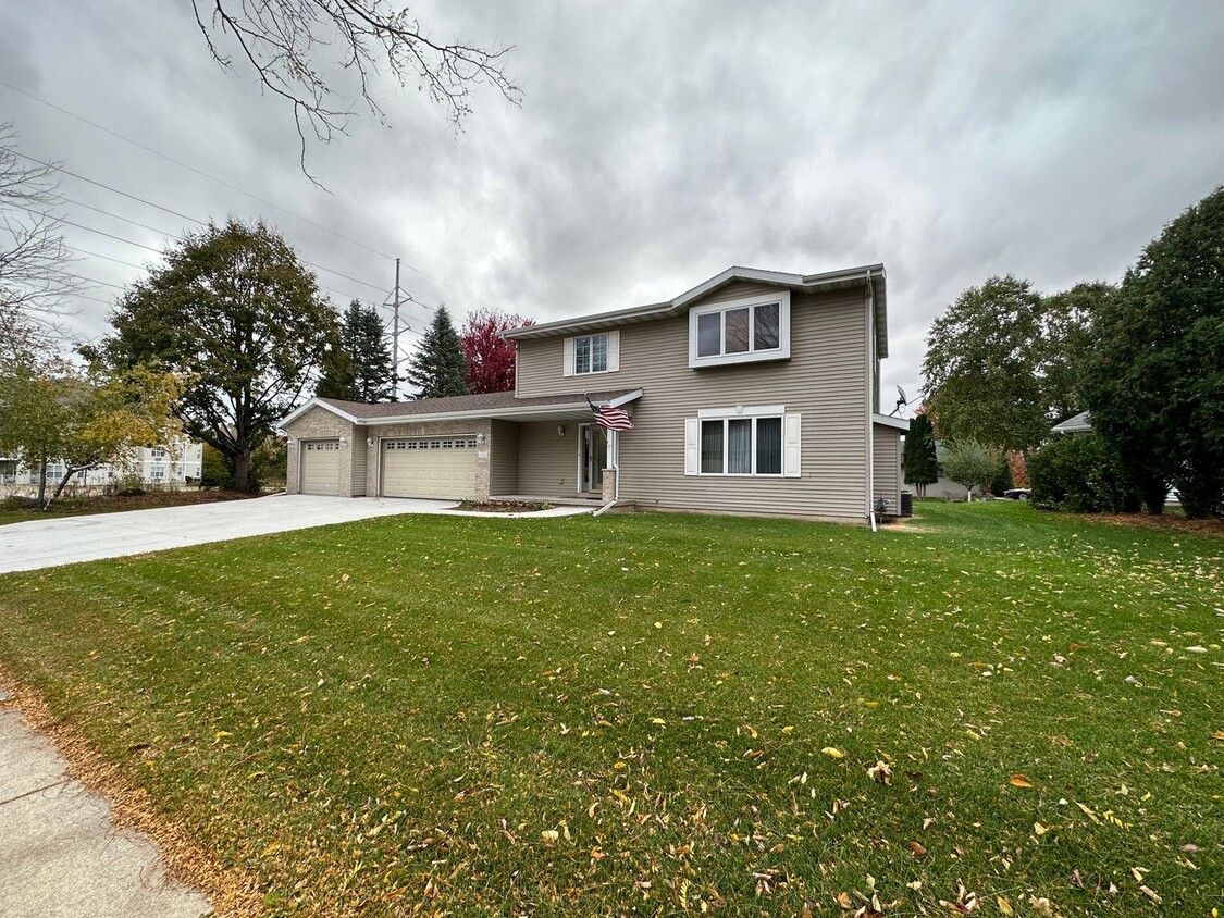 Foto principal - Huge 3BR/3BA house on Madison's West Side!