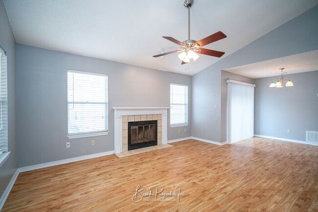 Building Photo - Adorable 2/2 with 1-Car Garage & Fenced Ba...