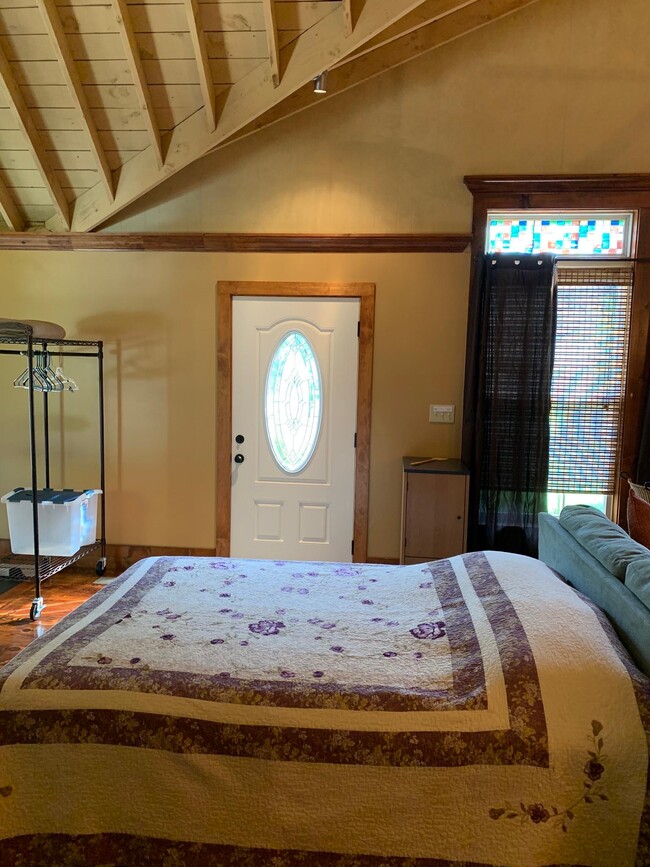 Sleeping area with queen bed - 826 Jones Mill Rd