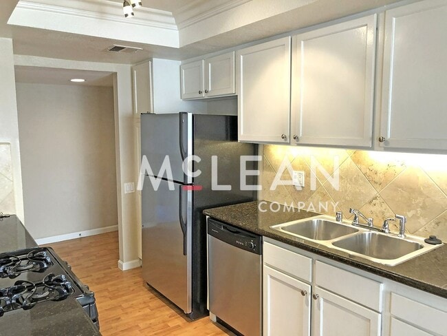 Building Photo - Sweet One Bedroom!