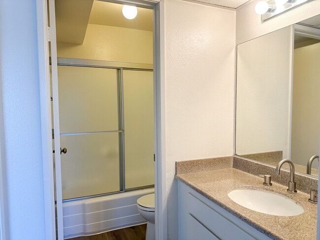 Foto del edificio - Woodman Oaks Apartments