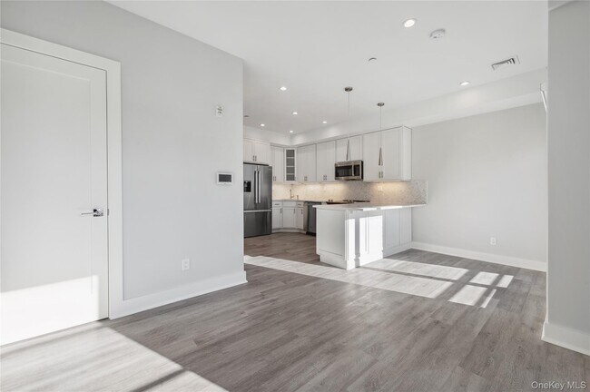Foto del edificio - 355 Phillips Park Rd