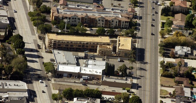 Foto aérea - 135-139 W Live Oak Ave
