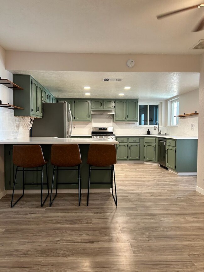 Building Photo - Please contact Vaughn Realty to set up an ...