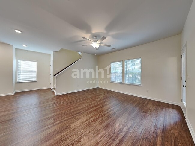 Building Photo - 553 Camp dr