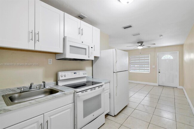 Foto del edificio - 6241 SW 24th St
