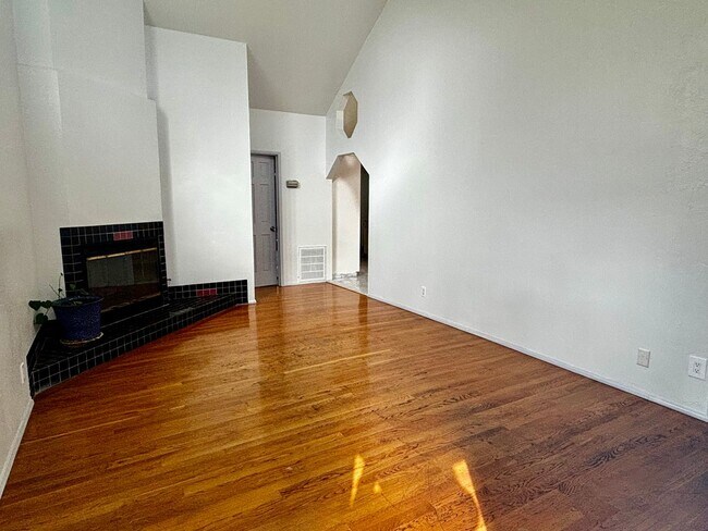 Building Photo - Charming 2 bed 2 bath in Coronado