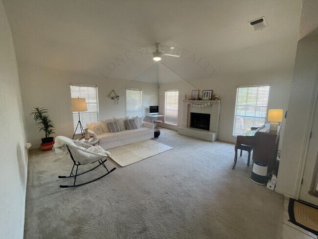 Foto del edificio - 1002 Windy Hill Rd