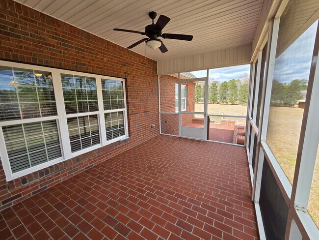 Building Photo - 565 Twin Ponds Dr