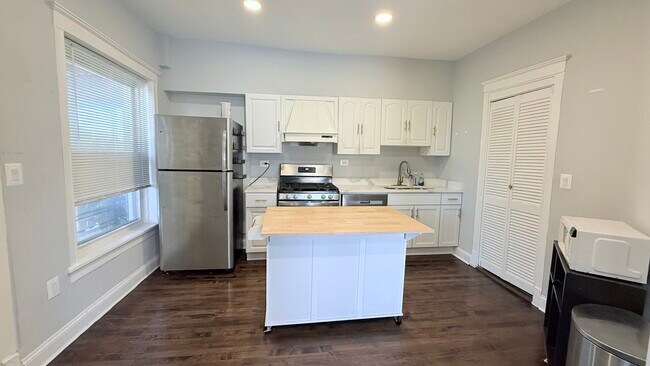 Foto del edificio - 3767 N Southport Ave