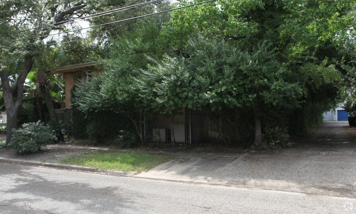 Building Photo - 3416 Yoakum Blvd