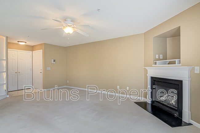 Foto del edificio - 6113 Hedgecock Cir