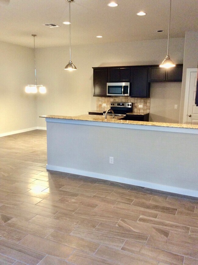 Foto del edificio - LUXURY TOWNHOME LOCATED IN BASTROP, TEXAS ...