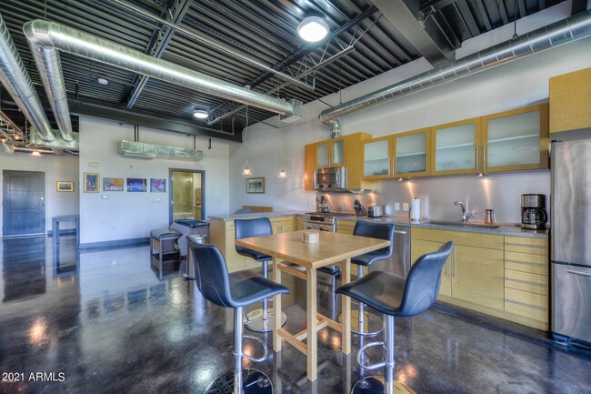 Building Photo - 4020 N Scottsdale Rd