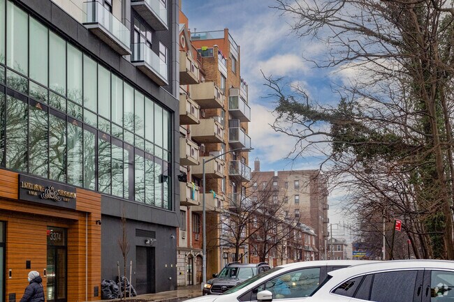 Building Photo - 3360 Shore Pky