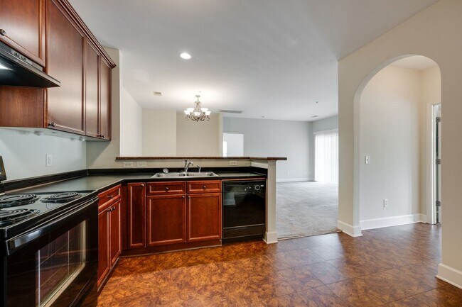 Foto del edificio - 2-Bed/2-Bath condo in Lenox Village.