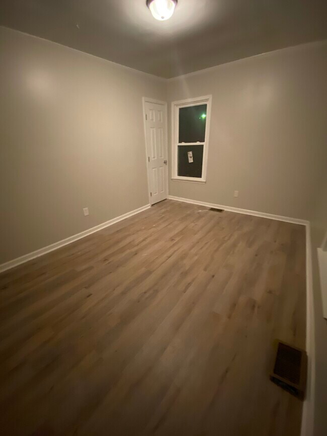 Foto del edificio - Yellow Fully Renovated Two Bedroom Cottage