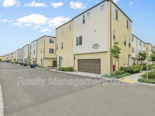 Building Photo - 5480 Shorefront Dr