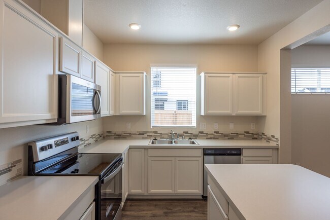 Building Photo - Three bedroom townhouse in Hazel Dell - Ce...