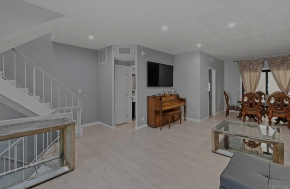 Dining room - 6540 Hayvenhurst Ave