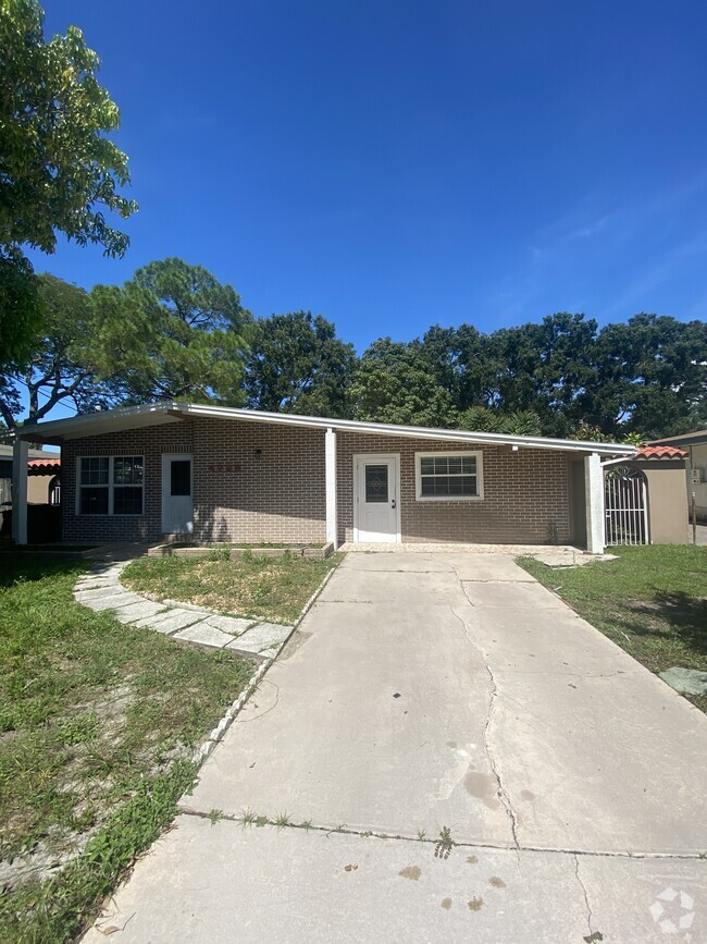 Building Photo - 4723 W Iowa Ave