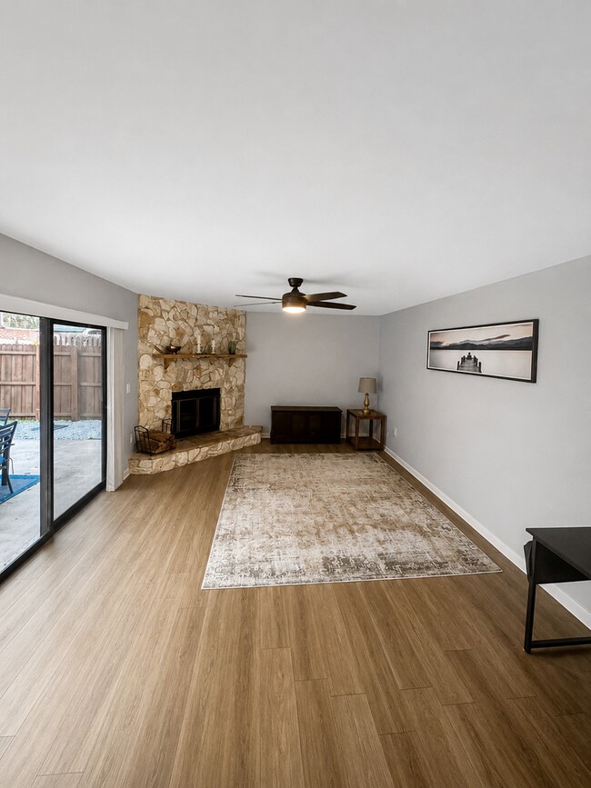 Foto del edificio - Spacious & Beautifully Updated Townhome in a Prime Location!